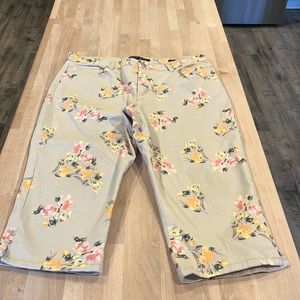 Gloria Vanderbilt Amanda floral rose print tan capris size 16 petite 19” inseam